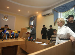 Тимошенко внесла клопотання про долучення нових адвокатів, але суд влаштовує порожня лава обвинуваченої