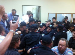 Щоб все було тишком-нишком: Тимошенко судять у порожній залі