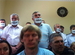 Мовчазний протест народних депутатів проти дій суду