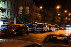 Другу добу поспіль біля наметового містечка стоять близько 10 автобусів “Беркуту”