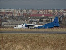 Літак Ан-12 не вписався у злітну смугу і виїхав на городи. Фото - Олексій Кужко, spotters.net.ua