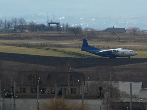 Ан-12 здійснив різкий маневр праворуч від злітної смуги і «подався» на городи. Фото - Олексій Кужко, spotters.net.ua