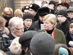 Віце-президент ОБСЄ Вальбурга Габсбург Дуглас біля паркану концтабору, де ув’язнено Тимошенко