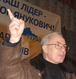 Азаров змінив свою думку на президентську: він з ентузіазмом взявся готувати роздачу “Вітіної тисячі”