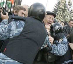 Міліцаї хапають на Майдані учасників законної акції
