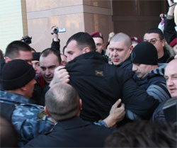 Сутичка киян з міліцією біля офісу Ахметова