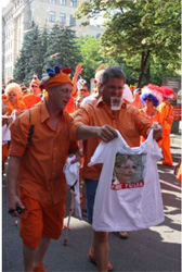 ЄВРО-2012. Голландські фани із задоволенням одягають футболки “Free Юля”