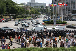 Міліція стягує спецназ під Український дім