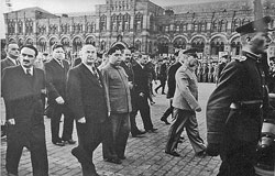Сталін і найближче оточення на Червоній площі