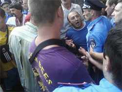 Харківська міськрада протягує “язик” під посиленою охороною “Беркуту”