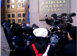 Депутати Київради сховалися від киян за кийки “Беркуту”