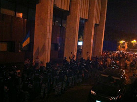 «Беркут» тримає оборону Українського дому для Януковича. Фото - Лесі Оробець.
