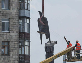 У Харкові розпочався демонтаж пам’ятника Незалежності України. Фото - www.city.kharkov.ua