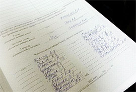 Секретар ДВК № 800855 почала підписувати незаповнені протоколи. Фото - Віталій Манко