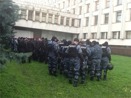 300 бійців «Беркуту» зосереджені за будинком ЦВК Фото - obkom.net.ua