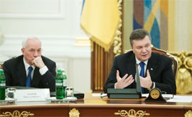 Янукович публічно звинуватив «папєрєдніка» Азарова у саботажі