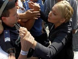 До жінок-нардепів, які приєдналися до акції непокори Тимошенко, застосували силу