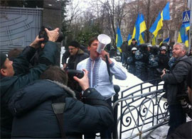 Троє активістів прикували себе до огорожі біля Адміністрації Президента