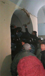 Активістів і нардепів, які захищають Гостинний двір «пакує» міліцейський спецназ