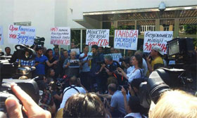 На акцію протесту під МВС вийшли більше 150 журналістів. Міністр не вийшов