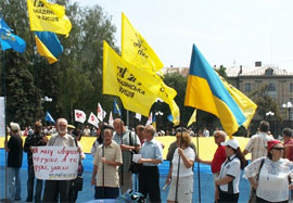 Більшість українців проявляють громадянську активність теоретично