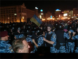 Міліцейський спецназ “зачищає” Майдан від протестувальників