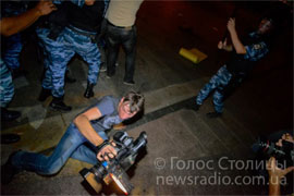 Під час “зачистки” Майдану від протестувальників міліція побила, щонайменше, трьох журналістів