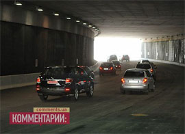 У Києві Азаров відкрив половину тунелю на Поштовій площі