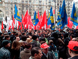 Під простроченою Київрадою мітинг протесту. Опозиційних депутатів не пустили у будівлю
