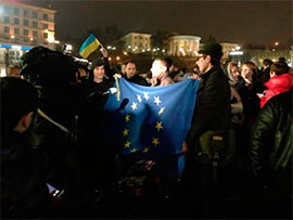 Кияни, обурені урядовим рішенням про призупинення УА, вийшли на Майдан