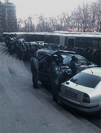 Євромайдан пішов до Азарова. Азаров відгородився від народу міліцією