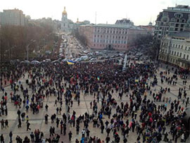 На Михайлівській площі столиці протестують більше 5 тисяч киян