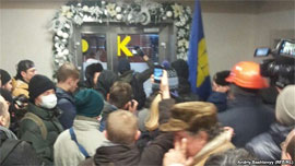 Свободівці увірвалися в офіс компанії ДТЕК у Києві і вимагають зустрічі з керівництвом 