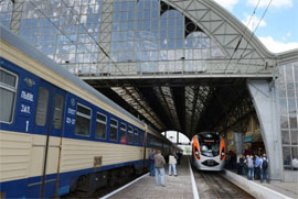 У пік пасажироперевезень  в “Укрзалізниці” зрозуміли, що пасажирських вагонів не вистачає