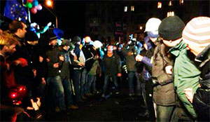 Вночі біля Святошинського РВВС громадяни заблокували міліцейський спецназ. Є постраждалі