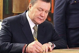 Янукович прийняв відставку уряду
