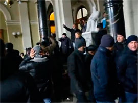 У Львові протестувальники захопили ОДА, невідомі штурмують УВС 