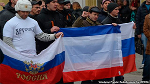 Декілька сотень демонстрантів створюють масовку для російського телебачення