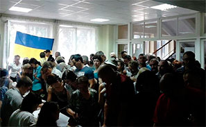 На виборчих дільницях утворилися черги: громадяни стоять по декілька годин, щоб проголосувати