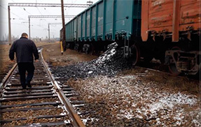 Вугілля, яке у вагонах стоїть на коліях у Дебальцево, банально розкрадають