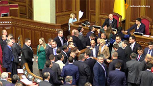 Нардепи Блоку Порошенка і «Батьківщини» заблокували трибуну парламенту