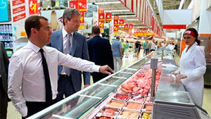Російський прем’єр Дмітрій Медвєдєв у супермаркеті