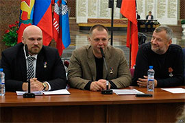 “Добровольців Донбасу” очолили Алєксандр Бородай (у центрі) та Андрєй Пінчук (ліворуч)