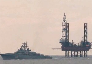 Корабель ЧФ ВМФ РФ охороняє бурову, поцуплену загарбниками