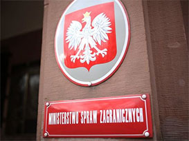 Польща зупиняє роботу всіх своїх консульств в Україні