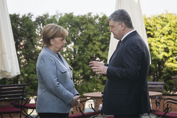 Президент Порошенко обговорив з Канцлером Меркель транзит газу