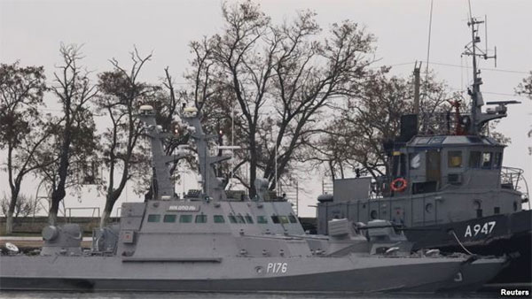Захоплені російськими піратами українські кораблі у окупованій Керчі