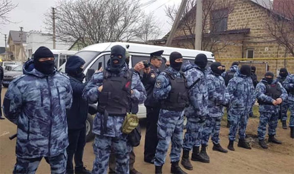 Крымнаш. Окупанти обшукують будинки кримських активістів 