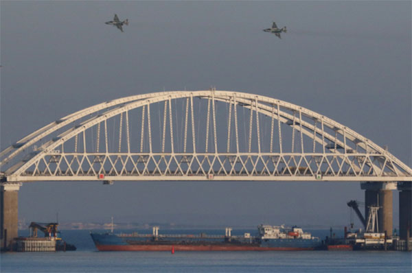 На фото: російський танкер NEYMA перекрив прохід українським кораблям під Керченським мостом 