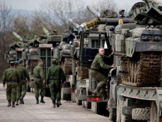 Через окуповані кордони України з Росії сунуть війська і боєприпаси